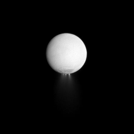 Enceladus tuôn nước lên Thổ tinh