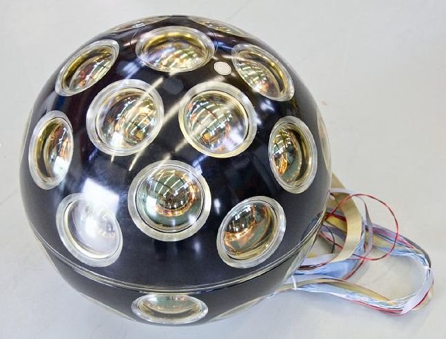Mỗi Module Quang Kĩ thuật số (DOM) là một module cảm biến độc lập với 31 PMT 3-inch đựng trong một quả cầu thủy tinh 17-inch