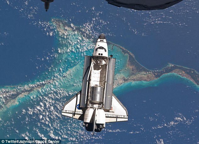 Atlantis vút mình trên quần đảo Bahamas trong chuyến bay cuối cùng lên Trạm Vũ trụ Quốc tế
