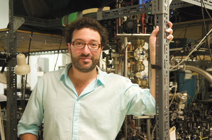 Aephraim Steinberg trong phòng thí nghiệm của ông tại trường Đại học Toronto