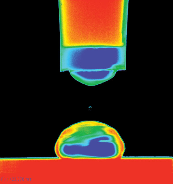 Sóng áp suất truyền qua một giọt nước trên chất nền silicon