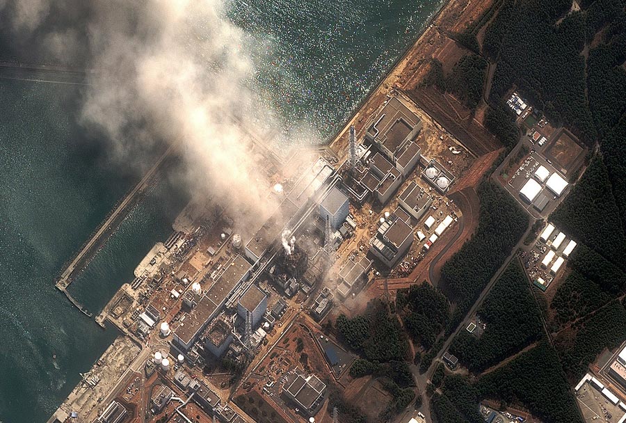 Lửa bốc lên tại Fukushima Daiichi sau trận động đất và sóng thần