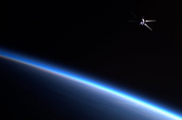 ATV2 (Johannes Kepler) khi tác ra khỏi ISS trên phông nền sân khấu của Trái đất