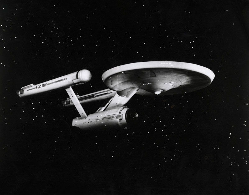 Trong Star Trek, con tàu USS Enterprise sử dụng một lò phản ứng vật chất-phản vật chất để tạo ra một “bọt cuộn”
