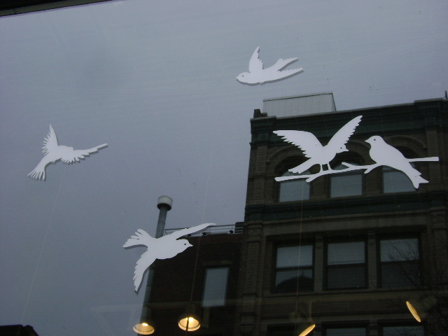 Bạn có thể thử cắt hình giả của những chú chim và đặt chúng trên cửa kính nhà mình.