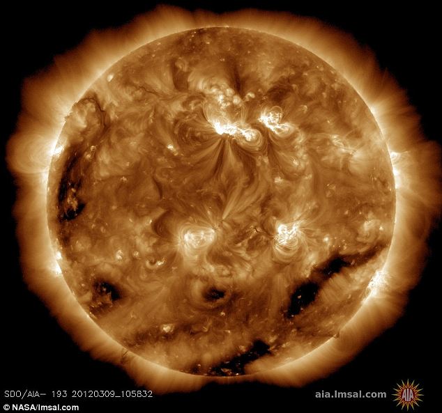 Bức ảnh này làm nổi bật khí quyển bên ngoài của mặt trời – gọi là nhật hoa – và một tai lửa plasma nóng