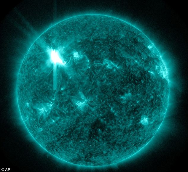 Ảnh chụp tử ngoại ngắn này của NASA mang lại một góc nhìn khác vào một tai lửa mặt trời