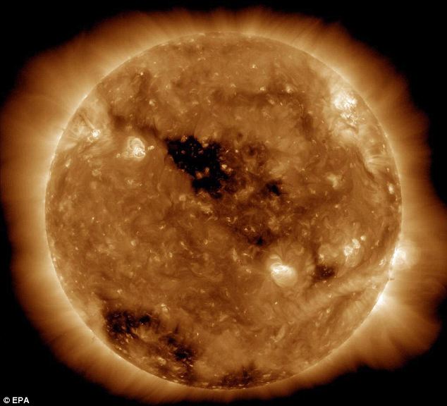 Ảnh chụp tử ngoại ngắn của Mặt trời cho thấy một lỗ trống nhật hoa tối ngay khoảng giữa tâm của Mặt trời