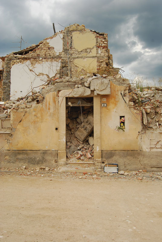 Nhà cửa bị sập ở làng Onna, vài ngày sau trận động đất L’Aquila tấn công Italy hồi tháng 4, 2009.