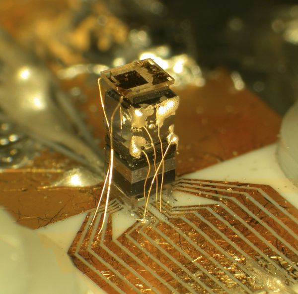 Đồng hồ nguyên tử cỡ con chip do Viện Tiêu chuẩn và Công nghệ Quốc gia Mĩ giới thiệu hồi năm 2004.