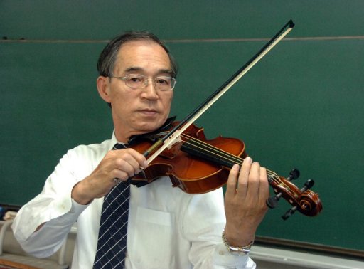 Giáo sư Shigeyoshi Osaki đang chơi đàn violin có dây kéo làm bằng tơ nhện,