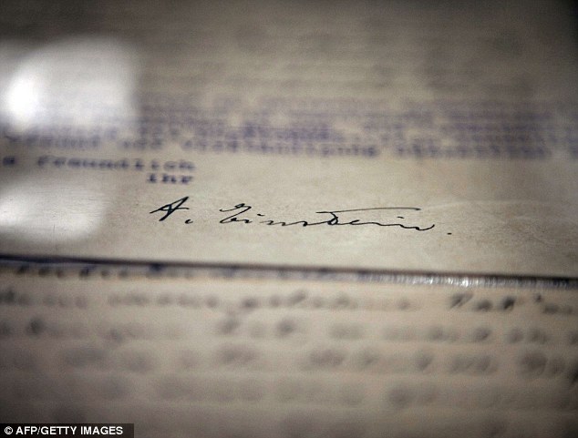 Chữ kí của Albert Einstein trên một bức thư lần đầu tiên được mang ra trưng bày cùng nhiều tư liệu, hiện vật khác