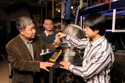 Từ trái sang: Xinwei Wang, Guoqing Liu và Xiaopeng Huang, cùng thiết bị họ sử dụng để nghiên cứu sự dẫn nhiệt của tơ nhện