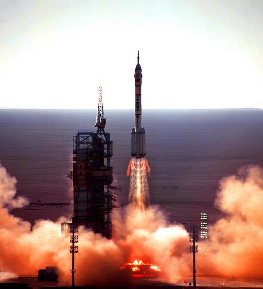 Tên lửa Trường Chinh đang phóng phi thuyền Thần Châu 5