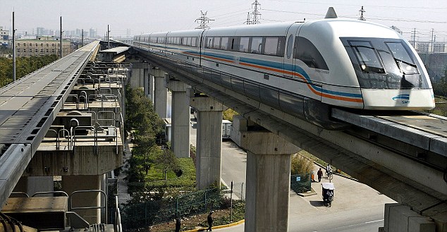 Một xe lửa maglev đang đi vào trạm dừng ở Thượng Hải, Trung Quốc. 