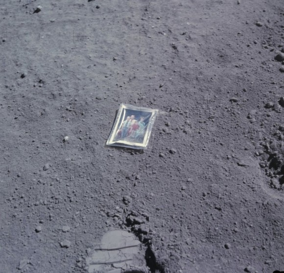 Ảnh chụp bức ảnh gia đình mà Charlie Duke để lại trên Mặt trăng hôm 23 tháng 4, 1972