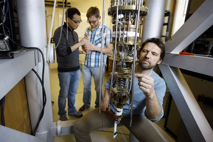 Leo Kouwenhoven (phải) và các đồng nghiệp đang kiểm tra thiết bị dùng để tìm ra những dấu hiệu đầu tiên của một fermion Majorana.
