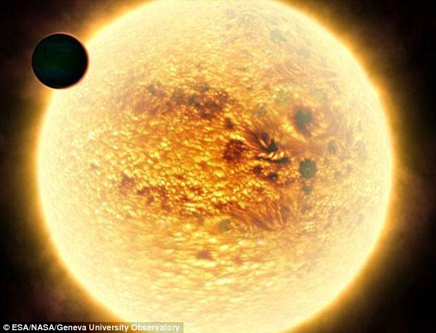 Nóng nhất: Bề mặt đang sôi lên trên hành tinh WASP-12b. Hành tinh khí này nóng tới 2200oC