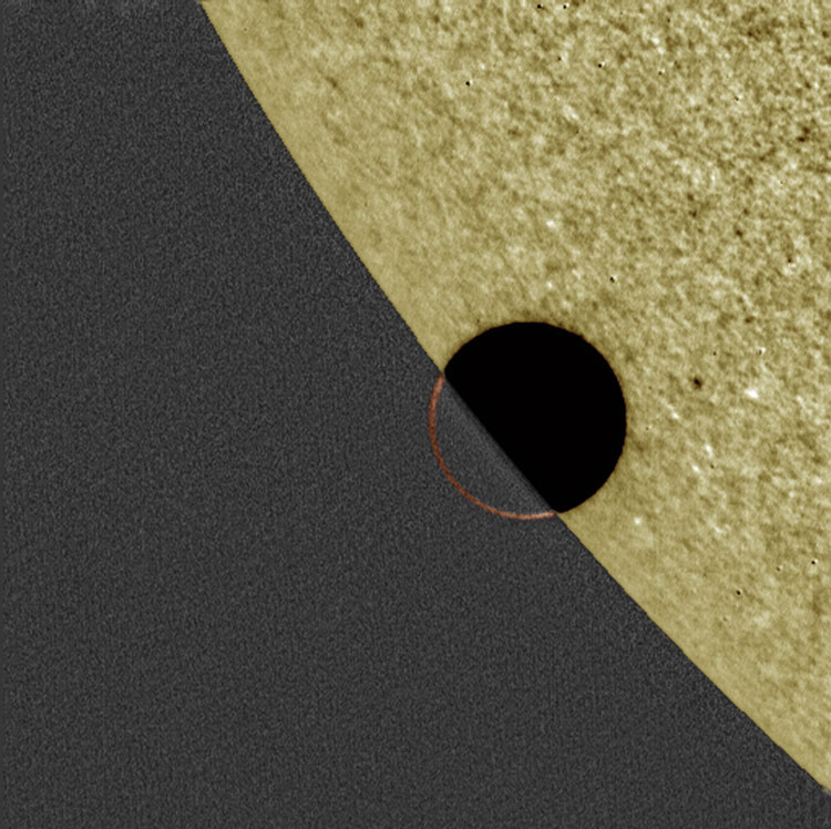 Ảnh này cho thấy Kim tinh vừa mới đi vào bề mặt của Mặt trời do phi thuyền TRACE của NASA chụp trong lần đi qua năm 2004 với sự hợp tác của tác giả, Glenn Schneider và Leon Golub