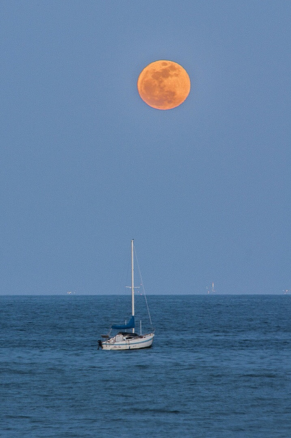 Siêu trăng trên Thái Bình Dương, chụp tại Goblets Beach ở Santa Barbara, California, Mĩ. Ảnh: Jonathan Vail