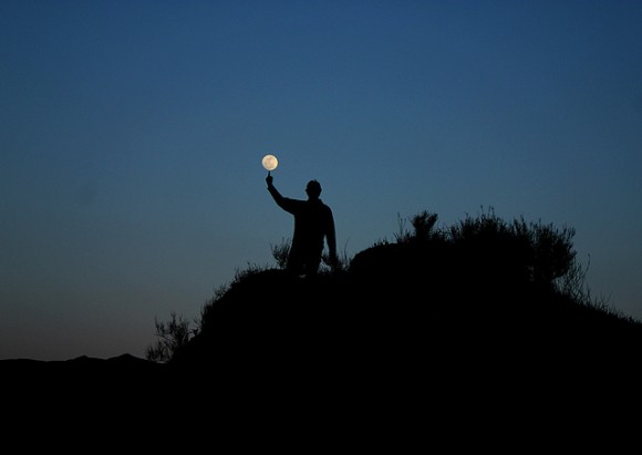 Mặt trăng trên đầu ngón tay, Aguilas, Murcia Tây Ban Nha. Ảnh: Tapani Isomäki