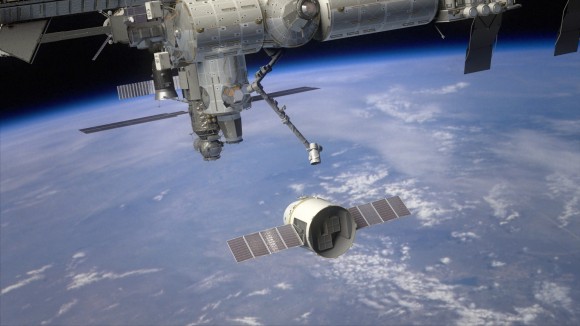 SpaceX Dragon tiếp cận ISS trên chuyến bay thử nghiệm COTS 2 sẽ cất cánh hôm 19 tháng 5 và neo đậu vào ngày thứ 4. 