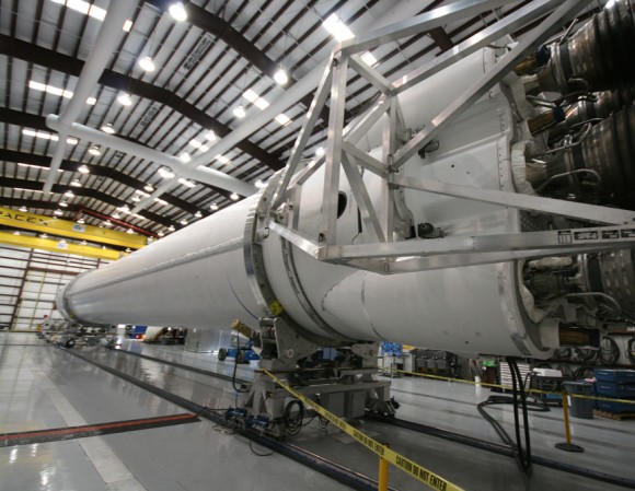 Tên lửa SpaceX Falcon 9 trên giàn xử lí tại Bệ phóng 40 chuẩn bị cho chuyến bay hôm 19 tháng 5, 2012 lên ISS