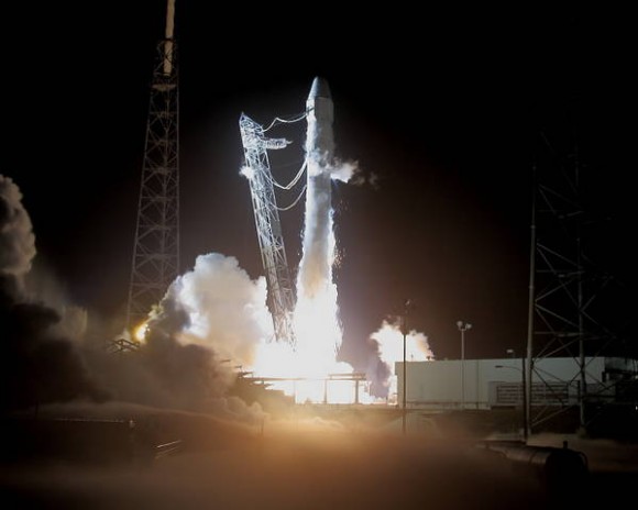 Tên lửa Falcon 9 cất cánh, mang phi thuyền Dragon thực hiện chuyến bay chở hàng thương mại đầu tiên lên Trạm Vũ trụ Quốc tế. Ảnh: Alan Walters (awaltersphoto.com).
