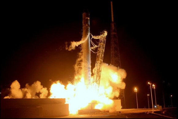 9 động cơ của tên lửa Falcon 9 khởi hoạt rời bệ phóng SpaceX tại Căn cứ Không quân Mũi Canaveral, hôm 22 tháng 5, 2012. Ảnh: SpaceX