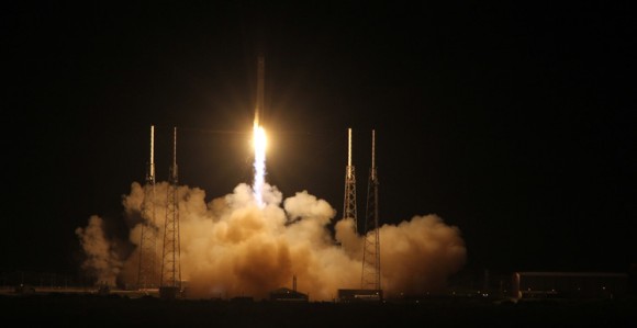 Tên lửa SpaceX Falcon 9 thắp sáng tháp phóng sau khi cất cánh lúc 3:44 sáng từ Bệ phóng vũ trụ Complex-40 tại Căn cứ Không quân Mũi Canaveral, bang Florida, với sứ mệnh thương mại đầu tiên lên Trạm Vũ trụ Quốc tế. Ảnh: Ken Kremer
