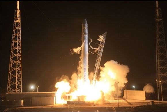 Cất cánh! Tên lửa Falcon 9 của hãng SpaceX được phóng lên từ Căn cứ Không quân Mũi Canaveral, hôm 22 tháng 5, 2012. Ảnh: SpaceX