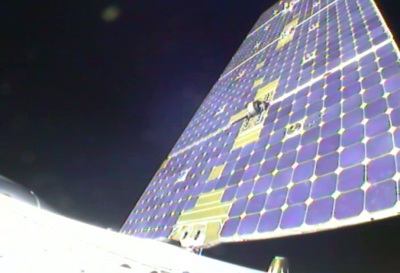 Quang cảnh nhìn từ phi thuyền Dragon khi nó bay vòng quanh Trái đất. Ảnh chụp này cho thấy một trong hai tấm pin mặt trời cấp điện cho phi thuyền Dragon. Ảnh: SpaceX