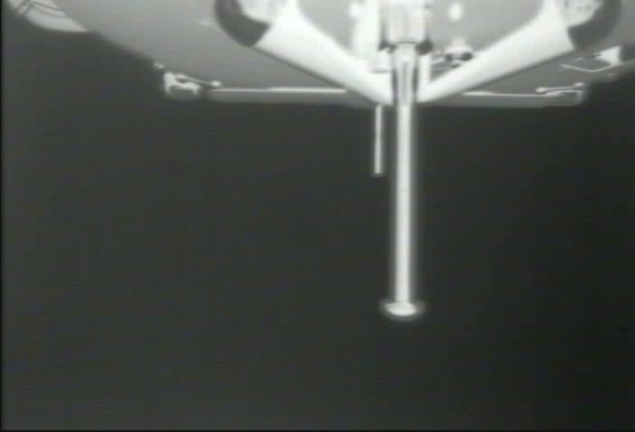 Quang cảnh nhìn từ phi thuyền Dragon khi nó bay vòng quanh Trái đất. Bức ảnh này cho thấy cửa dẫn hướng, đạo hàng và cửa điều khiển. Ảnh: SpaceX