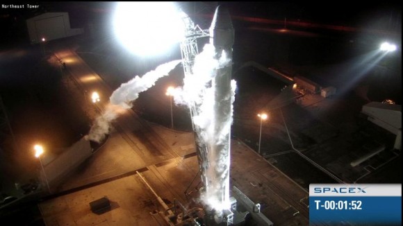 Phi thuyền Dragon của hãng SpaceX cùng tên lửa Falcon 9 trên bệ phóng SpaceX tại Căn cứ Không quân Mũi Canaveral, thời khắc trước khi phóng lên hôm 22 tháng 5, 2012. Ảnh: SpaceX