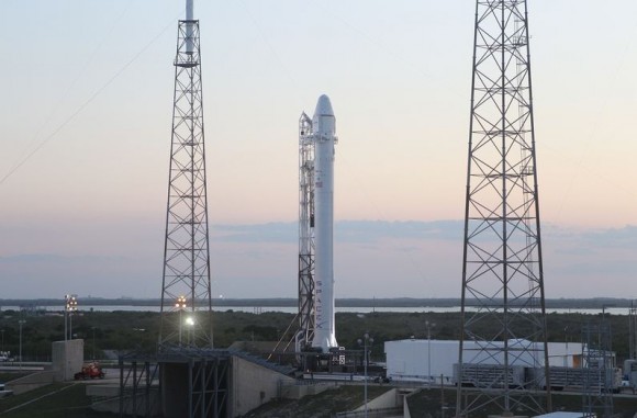 Tên lửa Falcon 9 trên bệ phóng. Ảnh: SpaceX