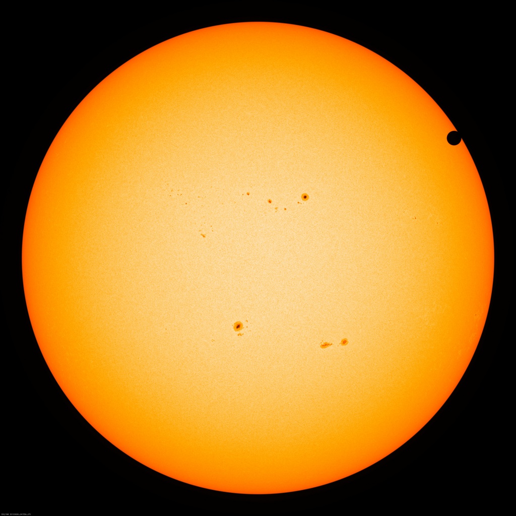Hôm qua, Kim tinh đi qua phía trước Mặt trời. Chấm tròn trong ảnh là Kim tinh.
