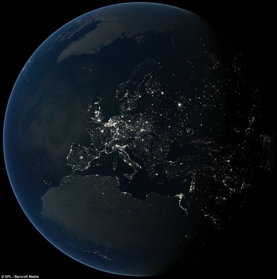 Châu Âu rực sáng ở phương trời Tây, với ánh sáng của thành London, Paris và Moscow nổi lên rực rỡ