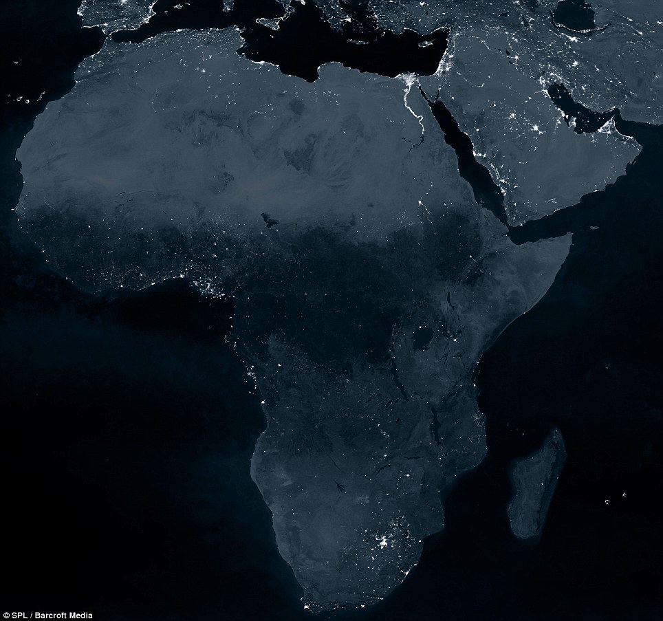 Toàn cõi châu Phi vẫn còn bao phủ trong màn đêm, trừ chút lung linh ở thành Cairo và dải sáng hai bên bờ sông Nile