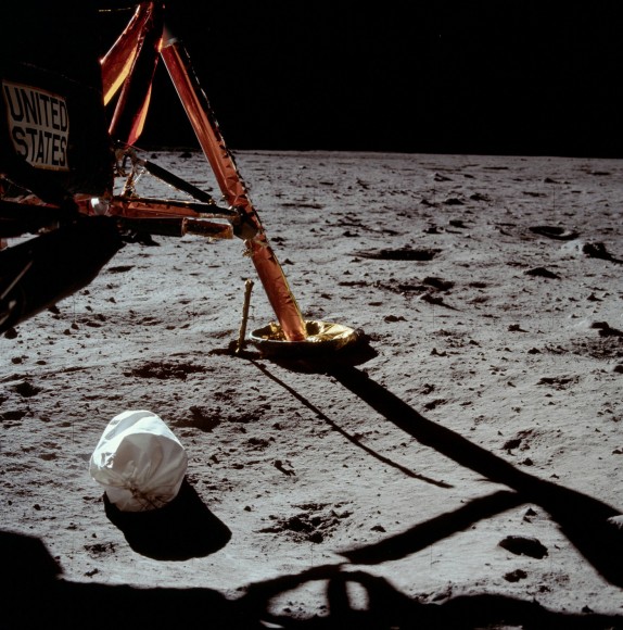 Bức ảnh chụp đầu tiên từ Mặt trăng