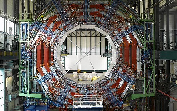Máy dò hạt CMS tại Máy Va chạm Hadron Lớn ở CERN.
