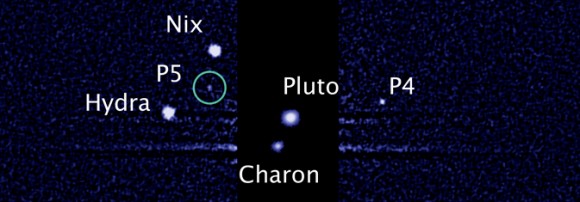 Kính thiên văn vũ trụ Hubble đã chụp bức ảnh này của hệ Pluto. Bức ảnh thể hiện năm vệ tinh đang quay xung quanh hành tinh lùn băng giá, xa xăm của hệ mặt trời. Vòng tròn màu xanh lá đánh dấu vệ tinh mới phát hiện, tạm gọi tên là P5.