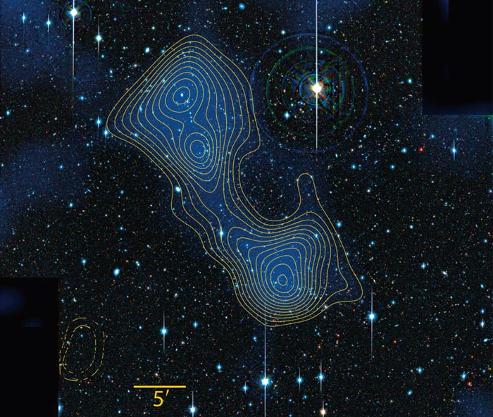 Ảnh màu của đám thiên hà Abell 222 và Abell 223 nối với nhau bởi một dây vật chất tối. Những đường contour màu xanh và màu vàng thể hiện mật độ vật chất. Ảnh trên trời to gấp đôi Mặt trăng tròn. (Ảnh: Jörg Dietrich, Đại học Michigan/Đài thiên văn Đại học Munich)