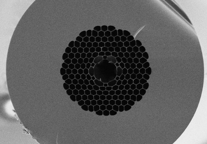 Tiết diện của sợi tinh thể quang lượng tử dùng để bẫy các hạt vi mô. Đường kính ngoài của sợi là 100 μm và đường kính trong là khoảng 12 μm. (Ảnh: Tijmen Euser.)