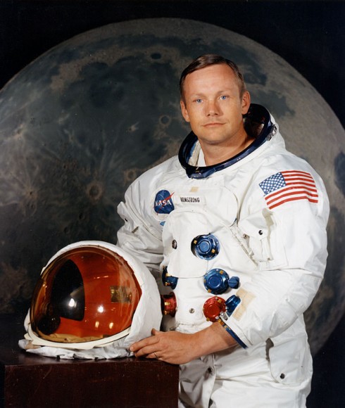 Nhà cựu du hành NASA Neil A. Armstrong sinh ra ở Wapakoneta, Ohio, hôm 5 tháng 8, 1930.