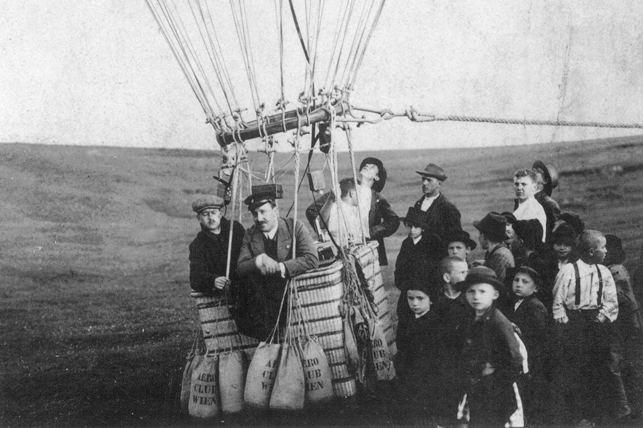 Victor F Hess ngồi trong rỗ khí cầu, khoảng năm 1911-1912