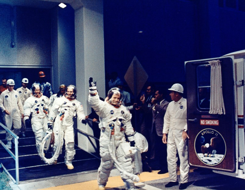 Ảnh chụp Neil Armstrong và các đồng đội, hôm 16 tháng 7, 1969.