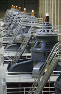 Các máy phát điện bên trong Đập thủy điện Hoover sản xuất dòng điện xoay chiều cho bang Arizona, Nevada và California của nước Mĩ.