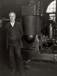 Thomas A. Edison đứng cạnh dynamo điện nguyên bản của ông.