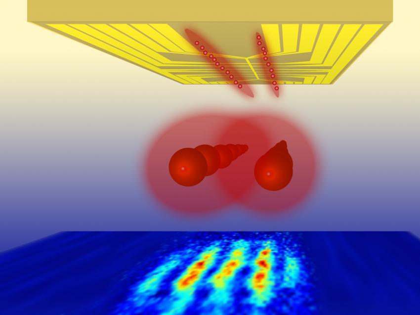 Trên một con chip nguyên tử (trên), những đám mây nguyên tử cực lạnh (màu đỏ) được tạo ra. 
