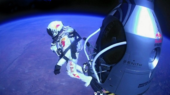 Felix Baumgartner nhảy ra khỏi capsule